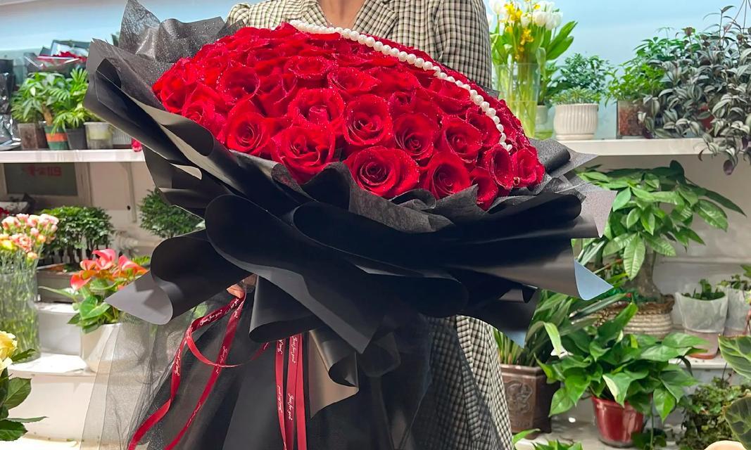 眼角纹玫瑰花有何象征意义？纹玫瑰花在眼角的含义是什么？
