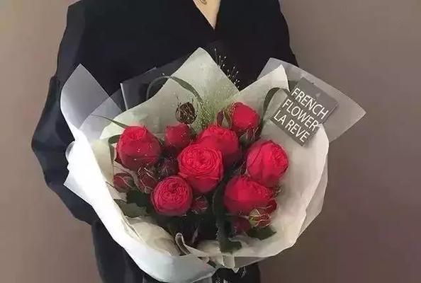 有男人送女朋友玫瑰花代表什么？玫瑰花在情侣间传递了哪些情感？