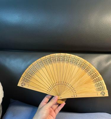 扇子形状的窗花有什么特别的寓意？它代表了什么？
