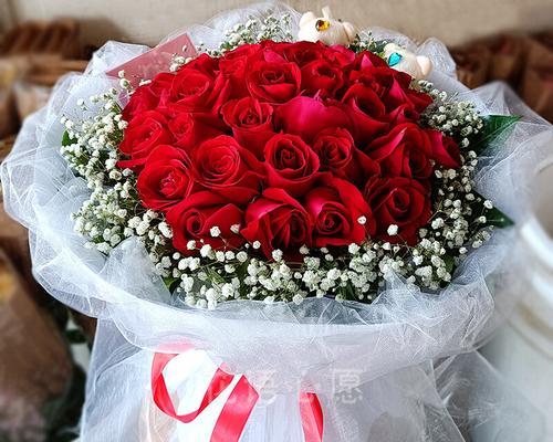三朵玫瑰花和莲花组合的花语是什么？