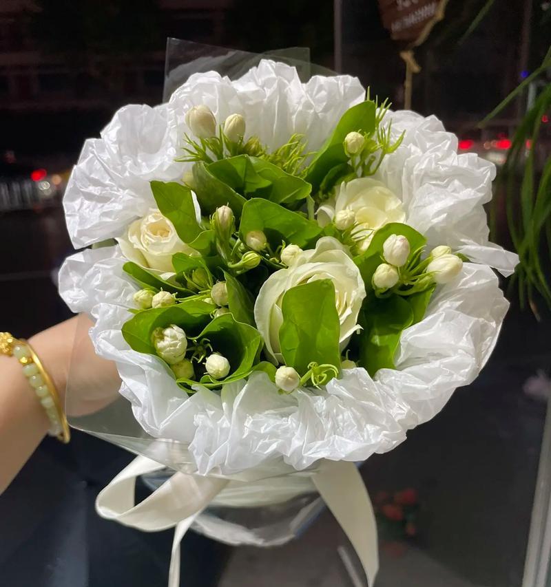 回赠白玫瑰时应选择哪种花？有何特别含义？