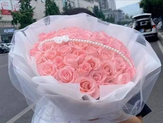 戴脖子的玫瑰花有何含义？它代表了什么情感？
