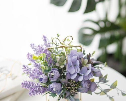 玫瑰花插花瓶的正确方法是什么？