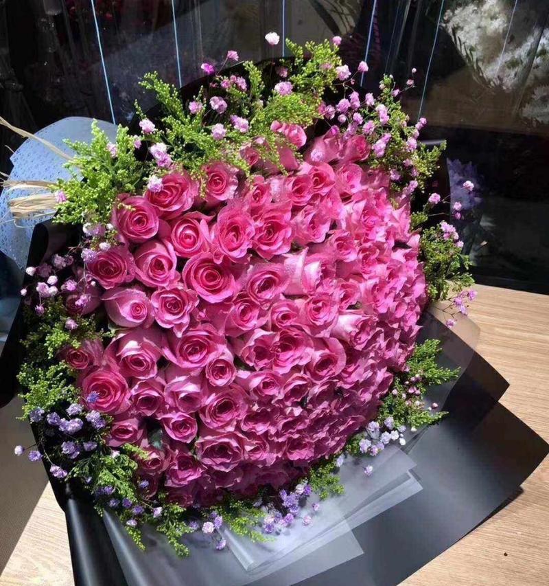 蓝粉色玫瑰的花语是什么？它象征着什么？